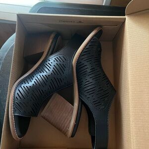 Brand New in box Earth Aurora heeled sandal size 7m